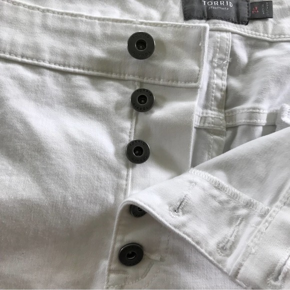 Torrid 5 Inch Vintage Stretch Mid-Rise Short White Sz 24 - Picture 3 of 7